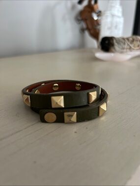 Stella & Dot Olive Green Double Wrap Stud Bracelet with Gold Pyramid Studs